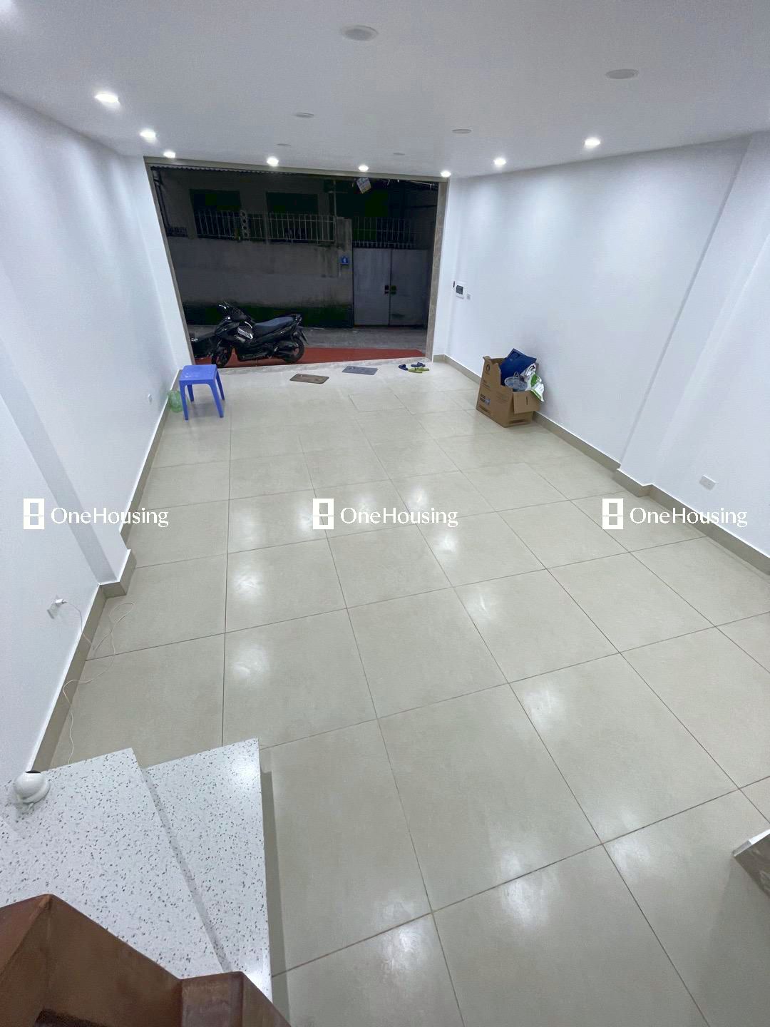 Bán nhà Phố Trạm, Q. Long Biên, diện tích 61.8m2 x 7 tầng, thang máy, gara ô tô