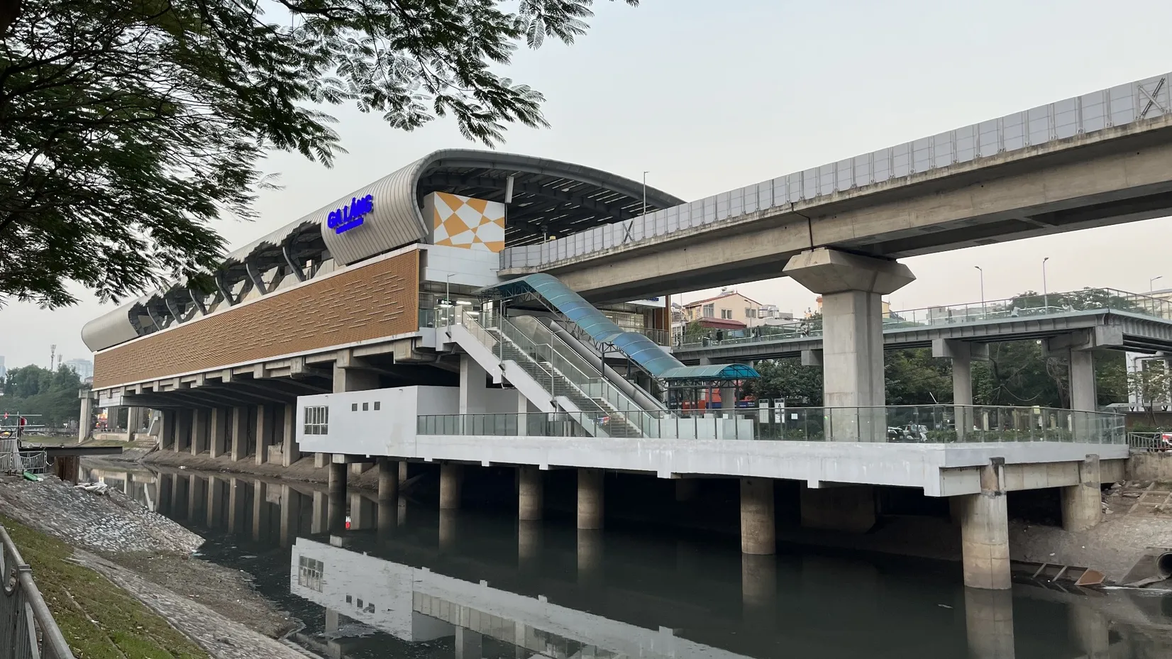 Chung cư Le Capitole quận Đống Đa gần ga tàu điện nào nhất?
