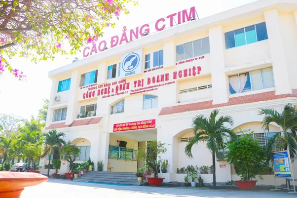 Chung cư cao cấp nào gần Cao đẳng Bán công Công nghệ và Quản trị doanh nghiệp CTIM, quận 7?