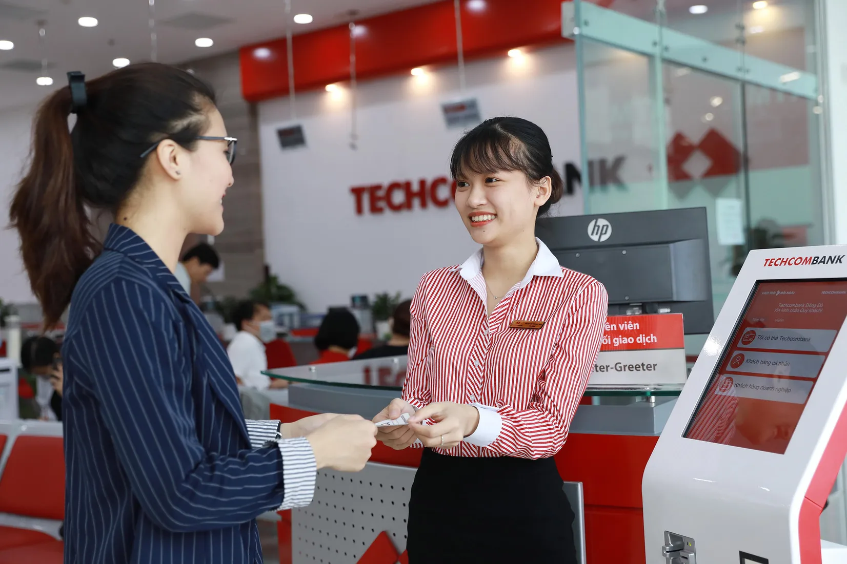 Cổ đông Techcombank nhận cổ tức "khủng" bằng cả tiền mặt lẫn cổ phiếu