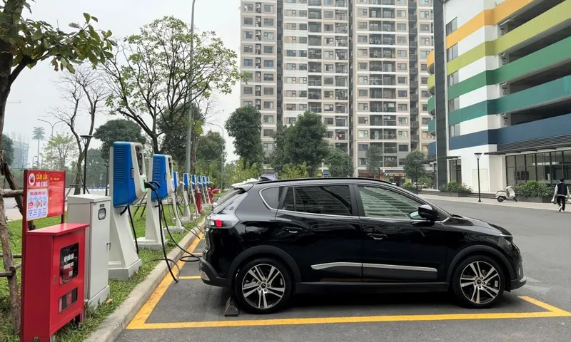Vì sao trạm sạc xe điện là yếu tố cần xem xét kỹ khi đi thuê căn hộ chung cư?