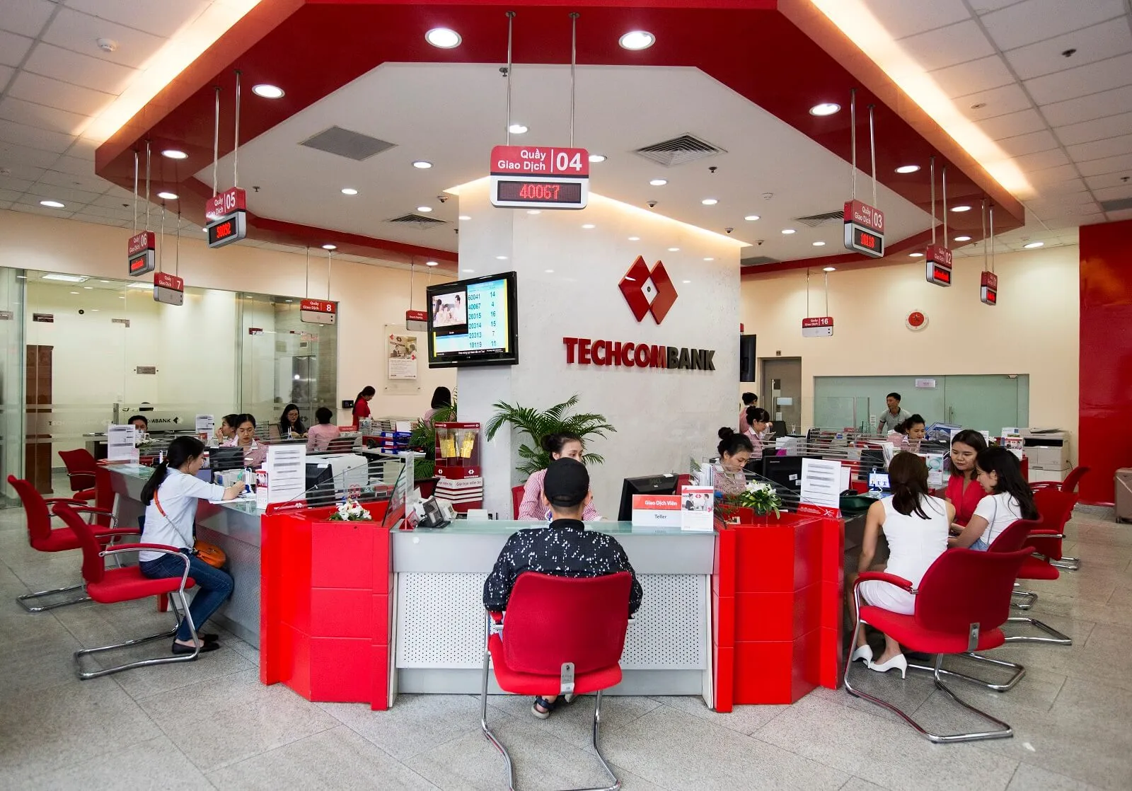 Ngân hàng Techcombank có công cụ nào hỗ trợ tính toán lãi suất tiết kiệm không?