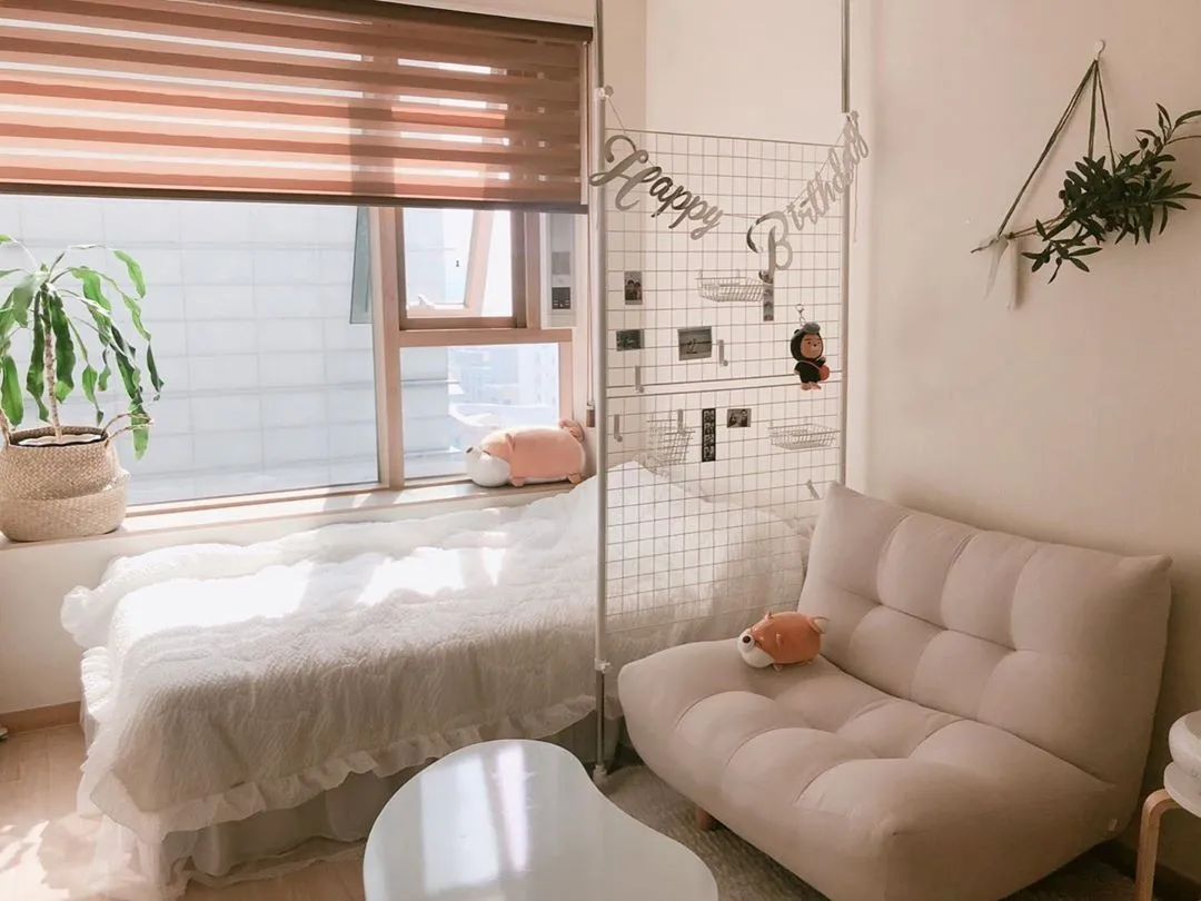 Bố trí nội thất phòng ngủ nhỏ thế nào khi có cửa sổ lớn để tận dụng ánh sáng tự nhiên?