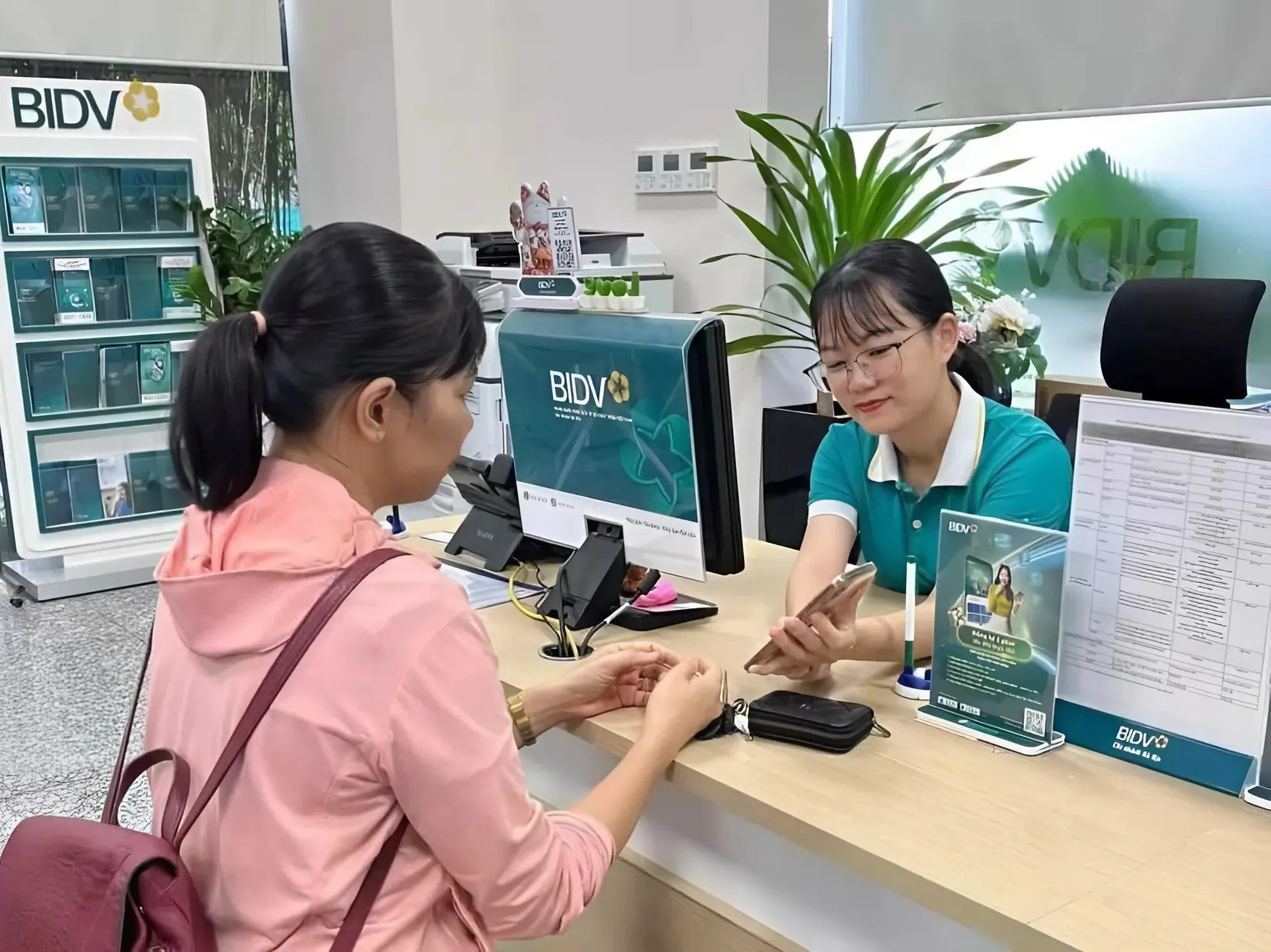 Trường hợp nào cần ra quầy giao dịch ngân hàng khi chuyển khoản trên 10 triệu đồng sau ngày 1/7?