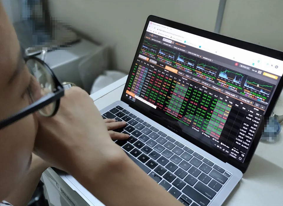 Trong trường hợp nào thì công ty chứng khoán có thể thực hiện đầu tư thay cho khách hàng?
