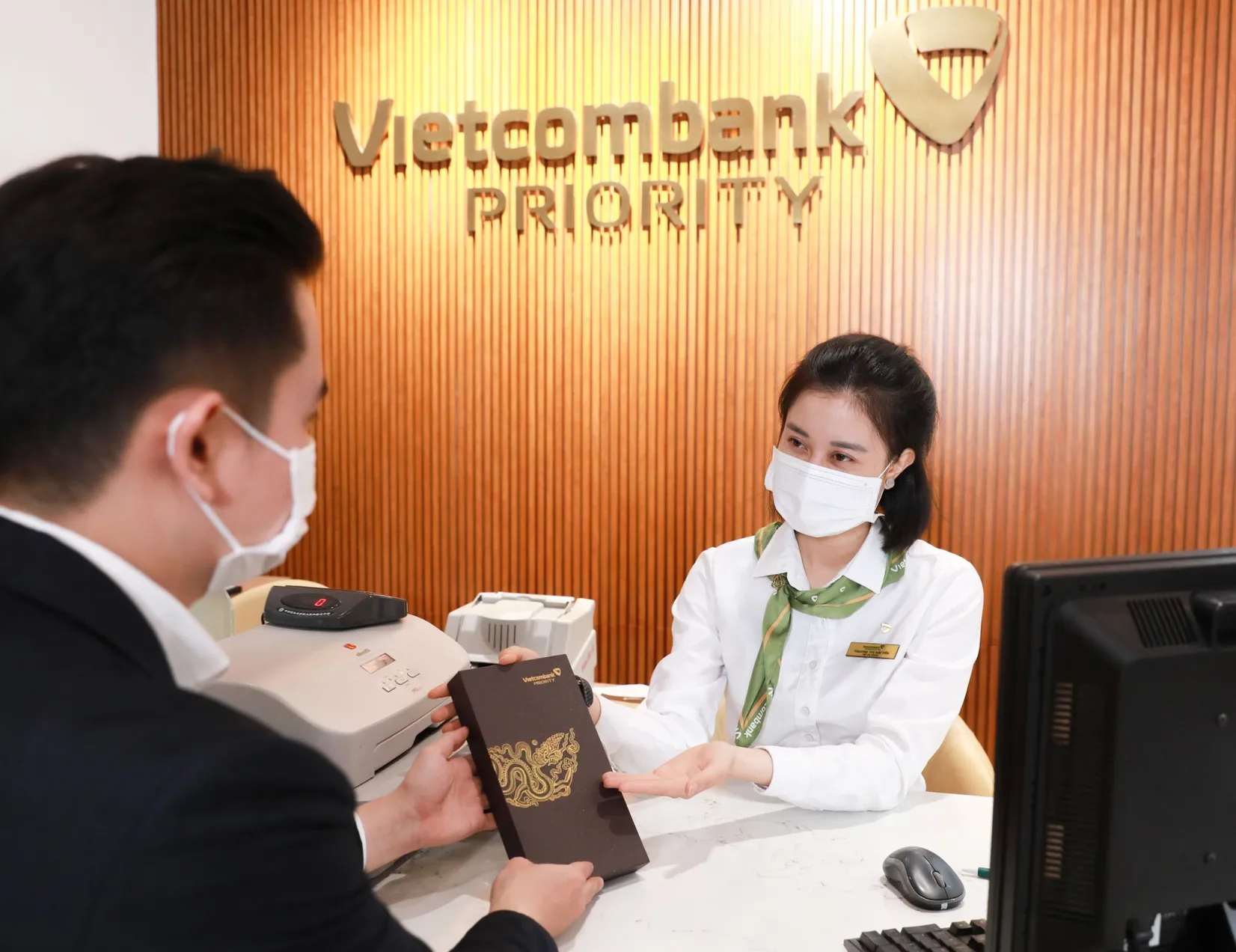 Biểu phí giao dịch chứng khoán cơ sở tại VCBS dành cho Khách hàng Vietcombank Priority ra sao?