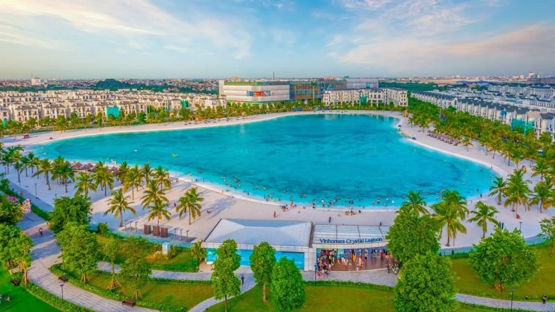 Lợi ích của việc sống gần hồ Ngọc Trai và Crystal Lagoons khi thuê chung cư Vinhomes Ocean Park là gì?