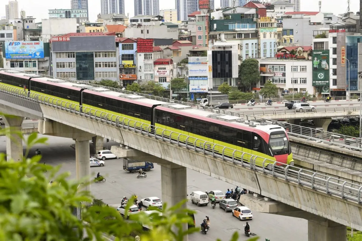 Từ Vinhomes Smart City có thể di chuyển bằng tuyến tàu điện trên cao nào để đến TTTM Lotte Liễu Giai?