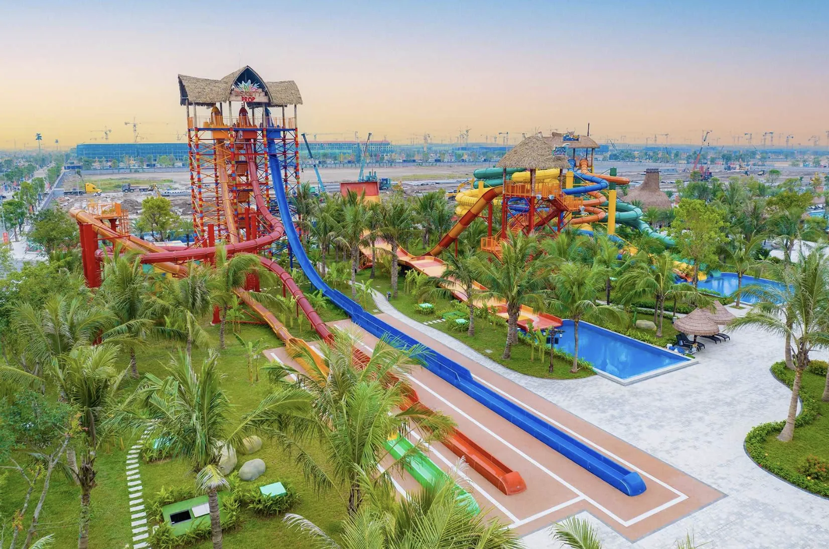 Có những chương trình ưu đãi nào khi tham quan công viên nước Vinhomes Ocean Park 3?