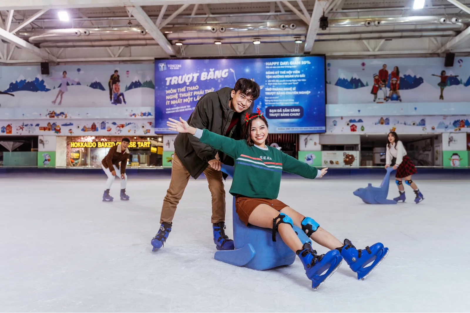 Review trải nghiệm sân trượt băng Ice Rink trong Vinhomes Royal City