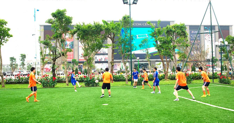 Gần chung cư Valencia Garden quận Long Biên có các sân bóng, phòng gym nào?