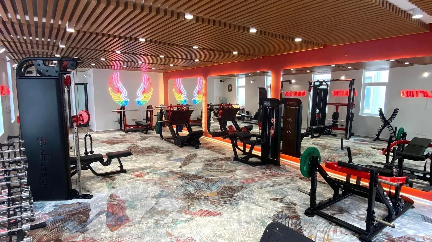 Chung cư Phương Đông Green Home quận Long Biên gần phòng gym, sân bóng nào không?