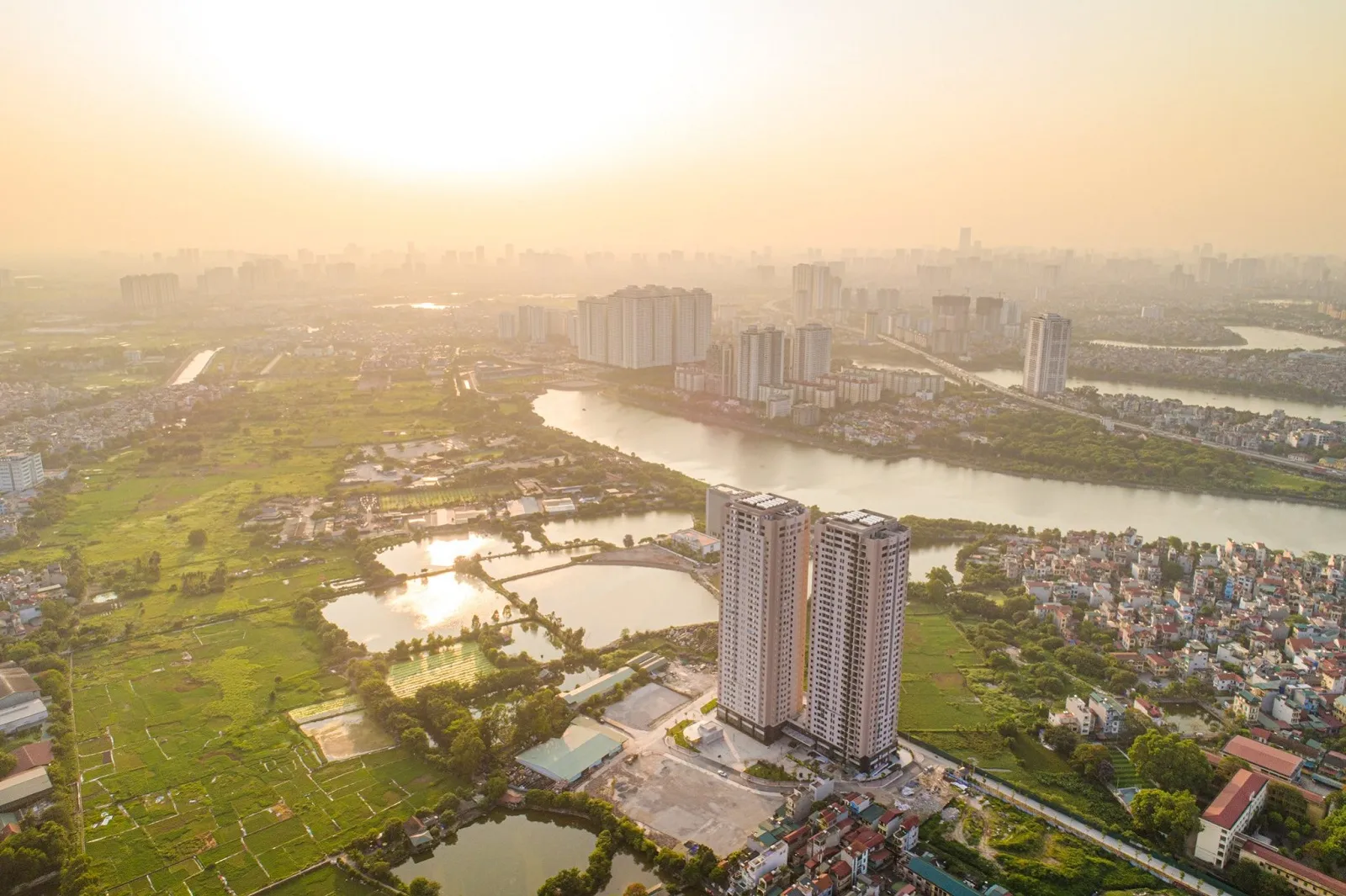 So sánh biến động giá của căn hộ chung cư VP6 Linh Đàm và Osaka Complex