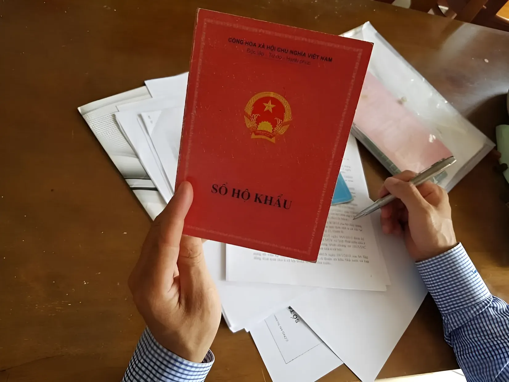 Thuê căn hộ có cần làm sổ hộ khẩu không? Giải đáp các thắc mắc thường gặp