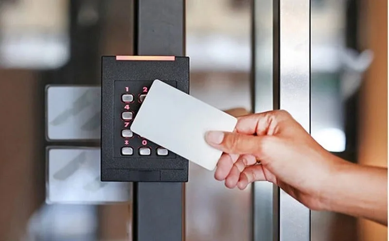 Những ưu, nhược điểm khi dùng thẻ từ thang máy trong chung cư?
