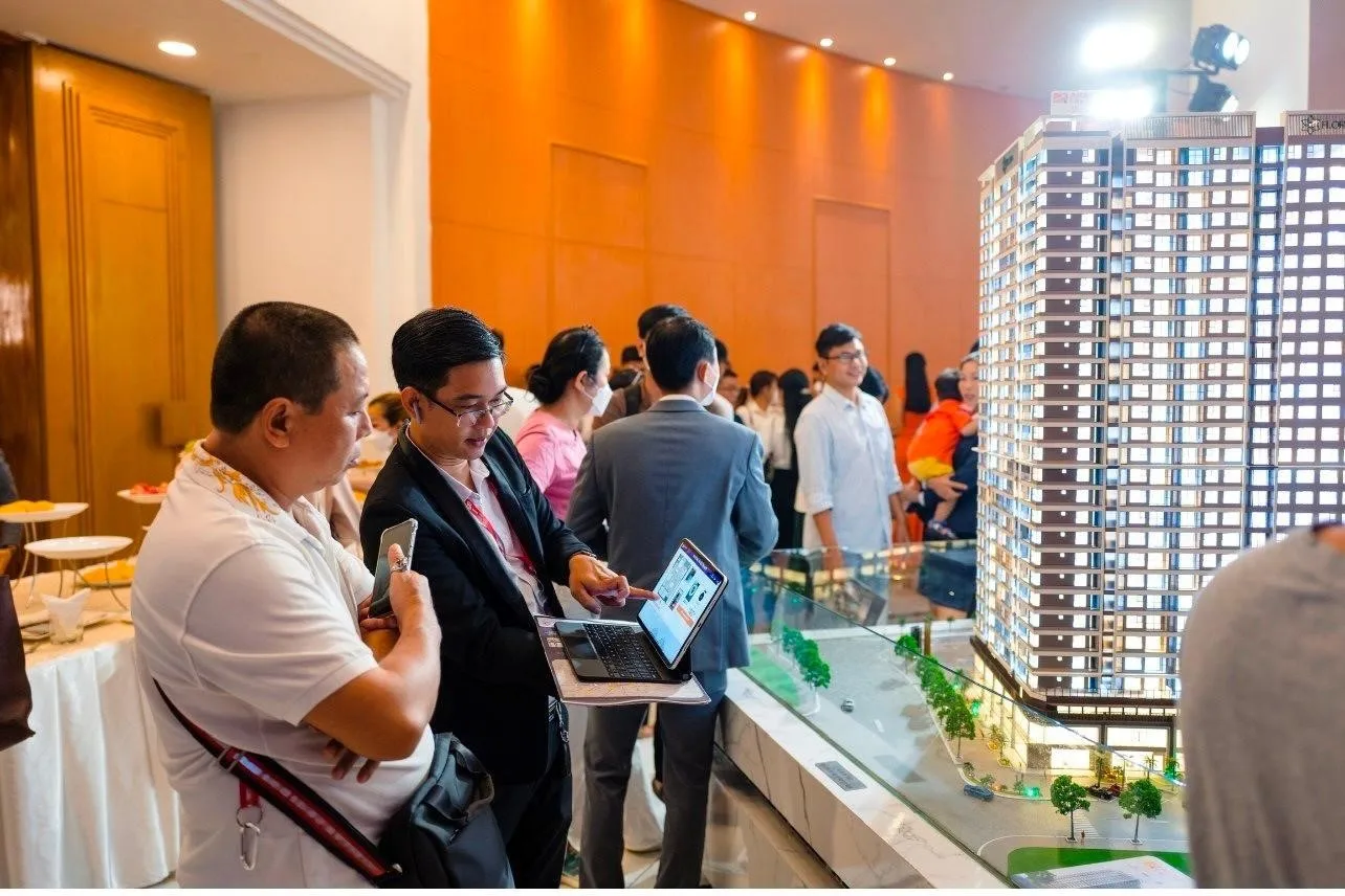Thu nhập 35 triệu/tháng, sổ tiết kiệm 1,4 tỷ nên mua nhà đất hay tậu chung cư?