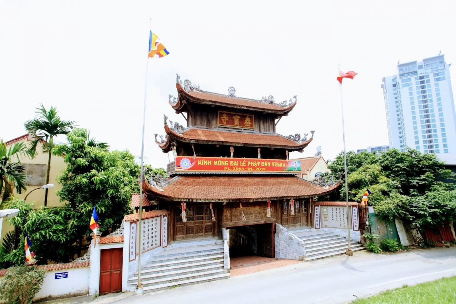 Top 3 ngôi đền, chùa gần chung cư Five Star West Lake quận Tây Hồ
