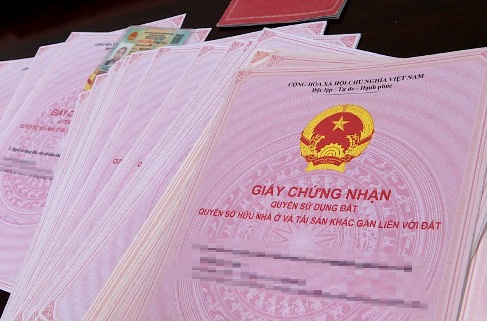 Người dưới 18 tuổi đứng tên trên sổ hồng chung cư được không?