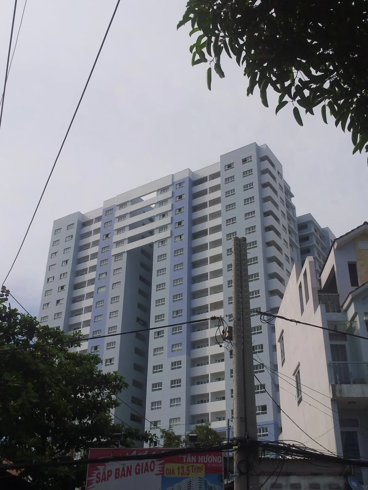 Có những cơ quan hành chính nào gần chung cư Tân Hương Tower, quận Tân Phú?