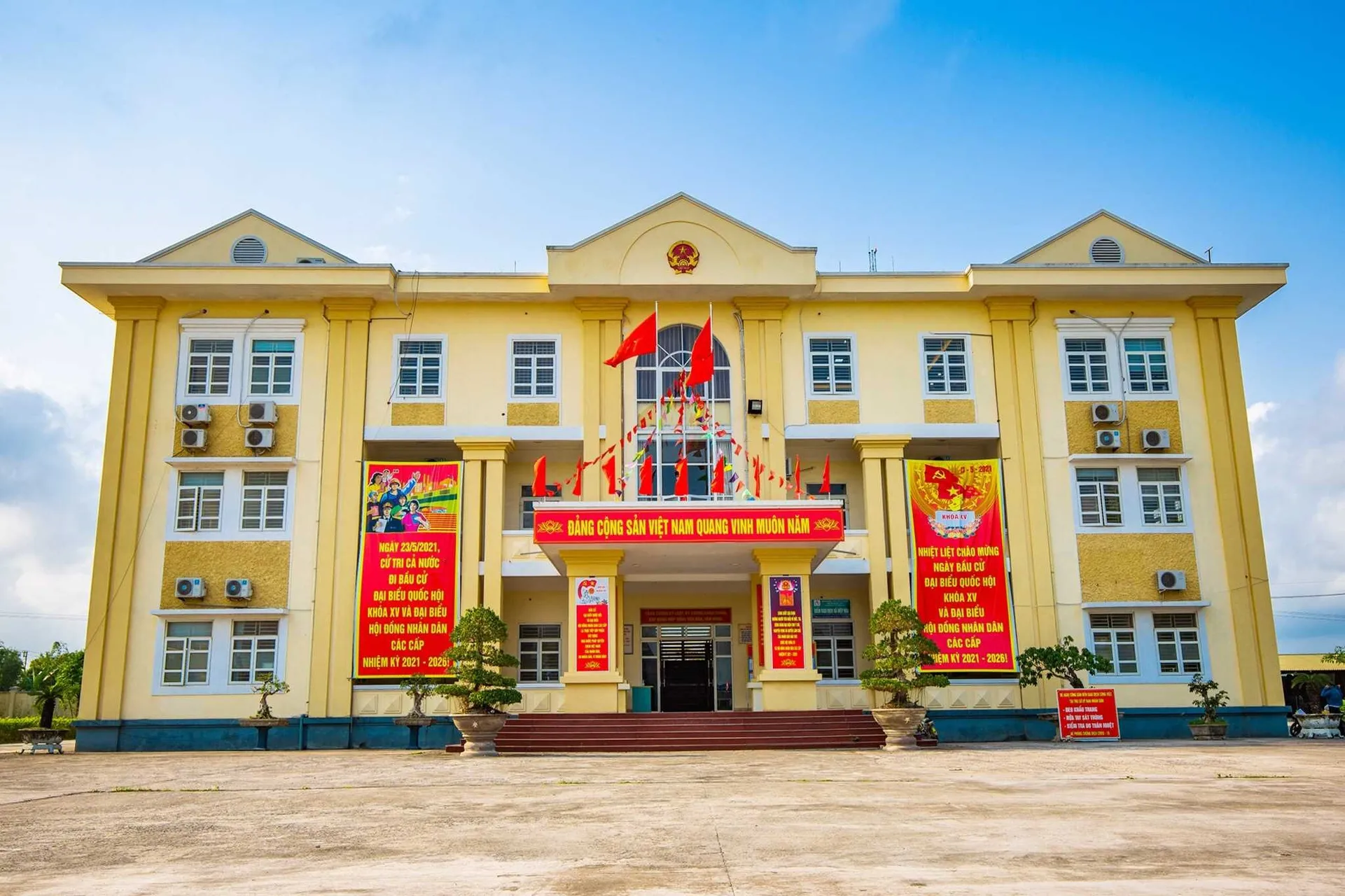 Có những cơ quan hành chính nào gần chung cư Topaz Garden, quận Tân Phú?