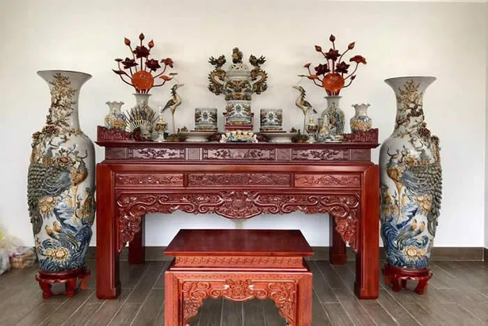 Đặt phong thủy bàn thờ cho gia chủ tuổi Nhâm Thân - 1992 như thế nào để hút tài lộc?