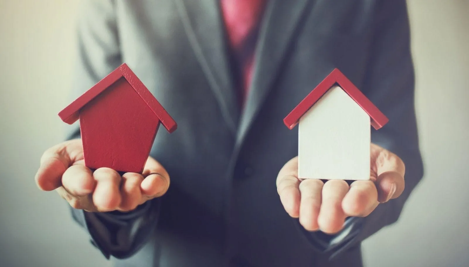 Góc thắc mắc: Thuê nhà nguyên căn có cần môi giới không?