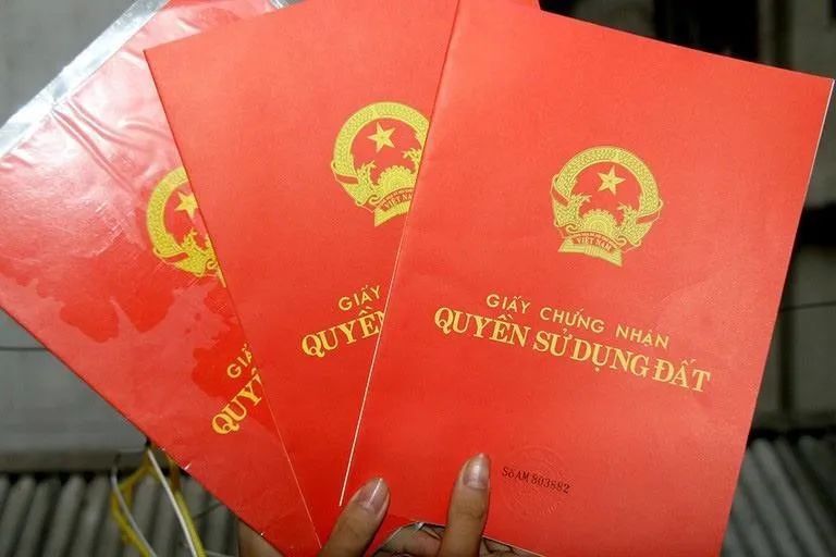Góc thắc mắc: Vợ đứng tên sổ đỏ, chồng có quyền lợi gì không?