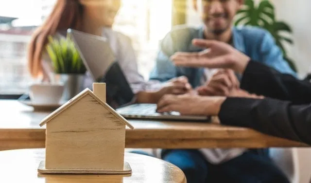 Có nên bán nhà cho người mua vay ngân hàng không?