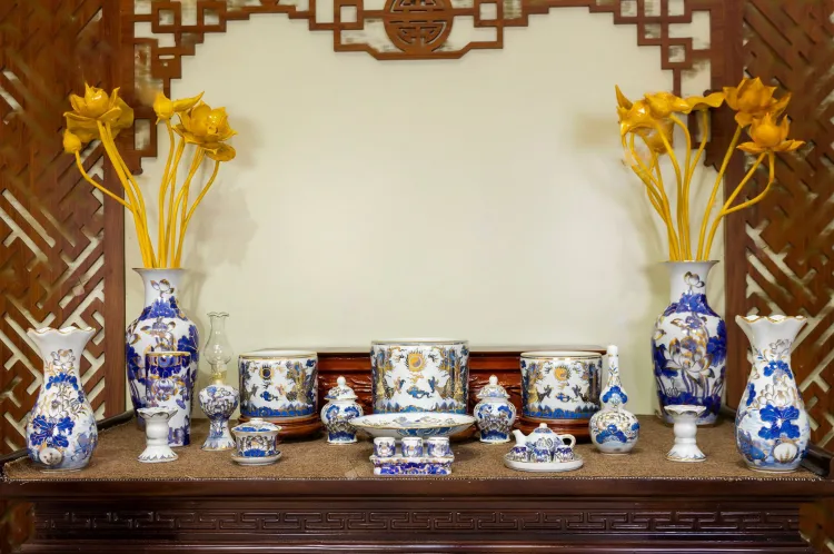 Bàn thờ có 5 bát hương nên đặt thế nào cho đúng?