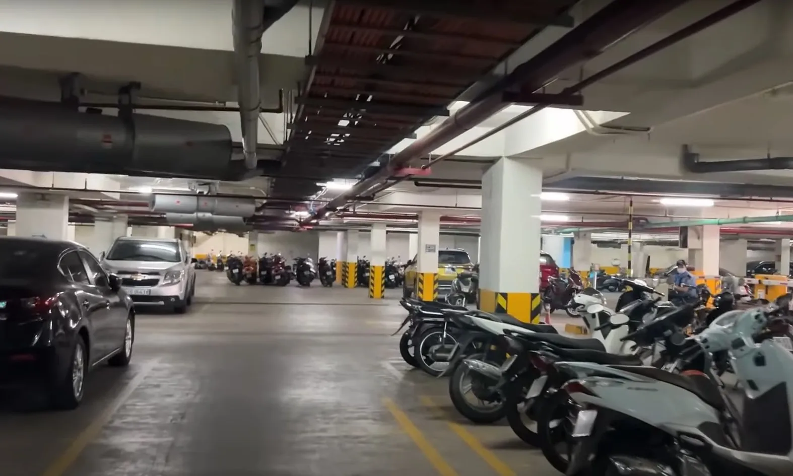 Có đủ chỗ đậu ôtô và xe máy chung cư The Park Residence huyện Nhà Bè không?