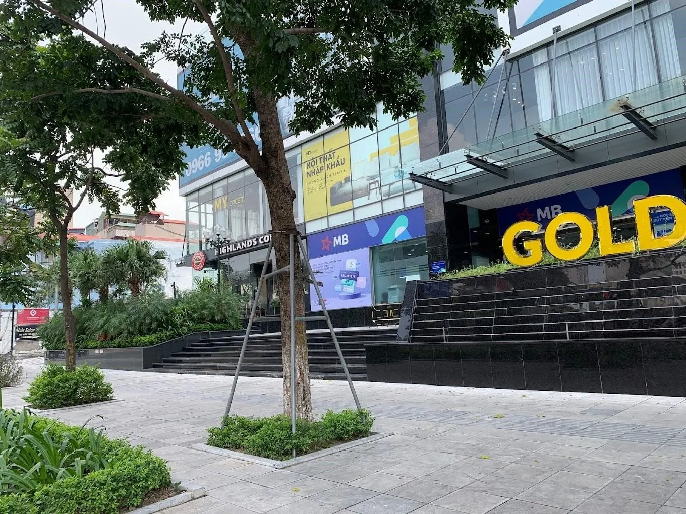 Có đủ chỗ đậu ô tô và xe máy tại chung cư Golden Land quận Thanh Xuân không?