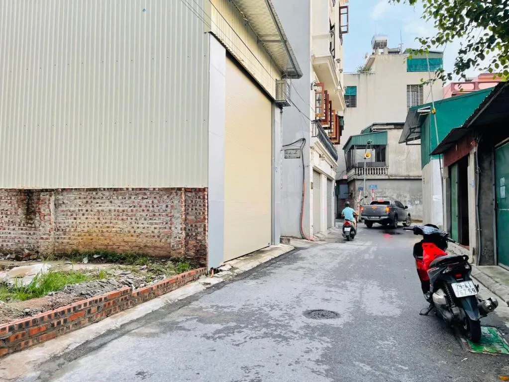 Nhà riêng ô tô vào được quận Long Biên đang có giá bán bao nhiêu?