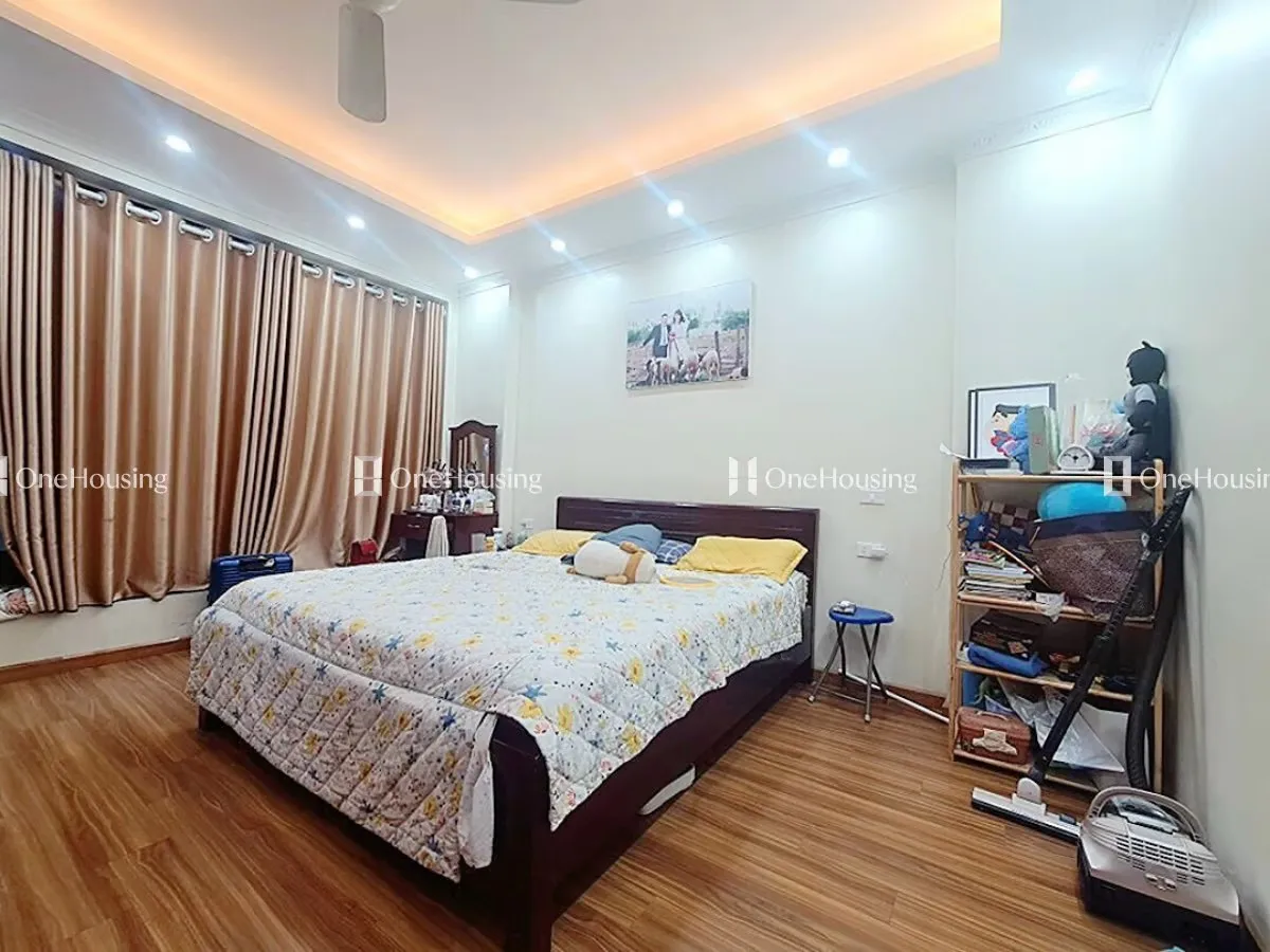Nhà nguyên căn hướng Đông quận Long Biên đang bán bao nhiêu?