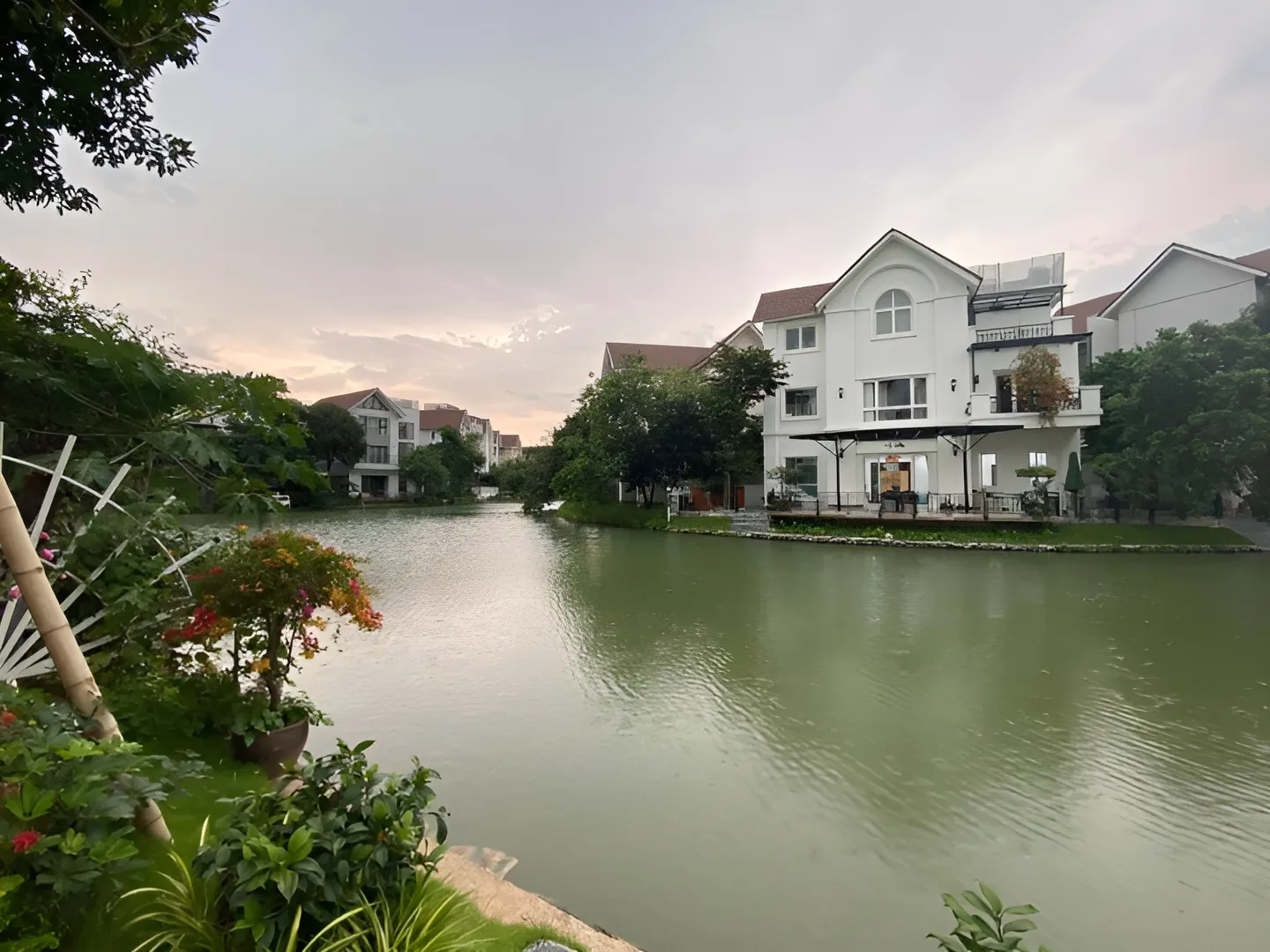 Giá bán nhà biệt thự, liền kề ở khu đô thị Vinhomes Riverside, quận Long Biên hiện tại là bao nhiêu?