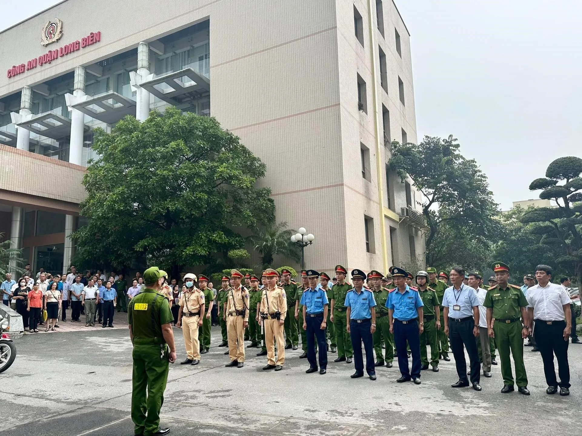 Địa điểm tiến hành thủ tục nhập khẩu với hộ gia đình mua nhà đất tại phố Hoa Lâm, quận Long Biên