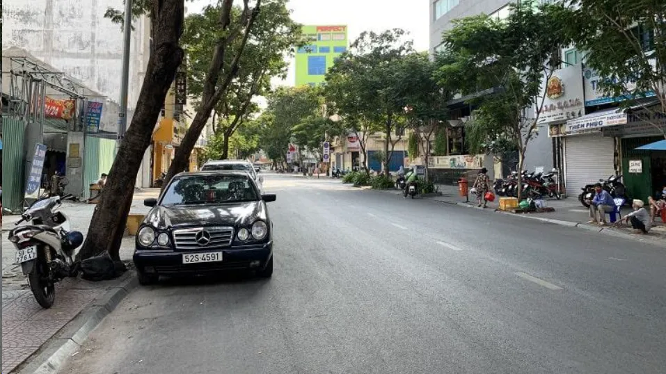 Nhà mặt phố đường Lê Thị Hồng Gấm, quận 1 hiện có giá bao nhiêu?