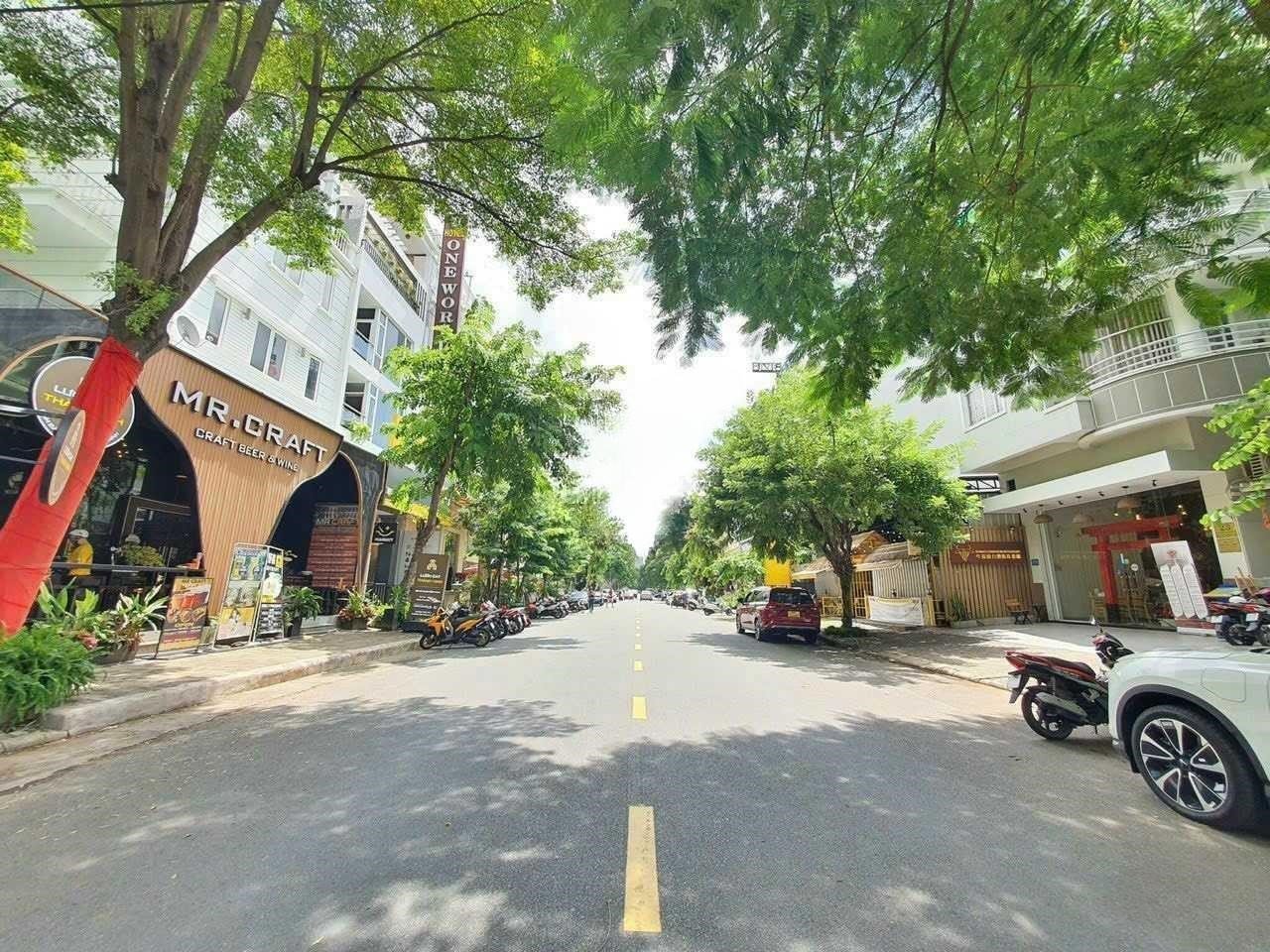 Nhà mặt phố đường Cao Triều Phát, Quận 7 hiện có giá bao nhiêu?
