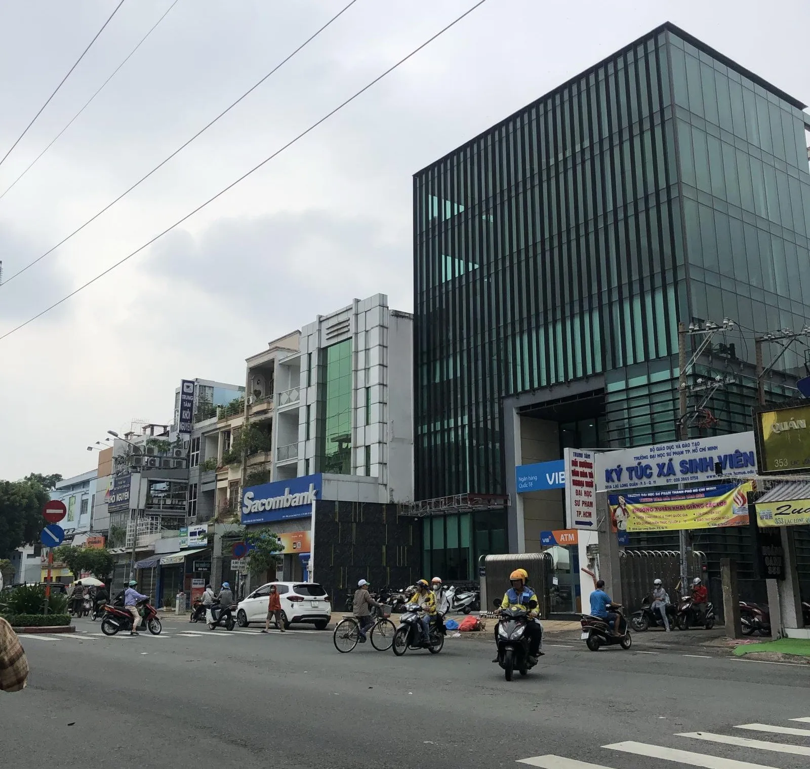 Nhà mặt phố tại đường Lạc Long Quân, quận 11 có giá bán bao nhiêu?