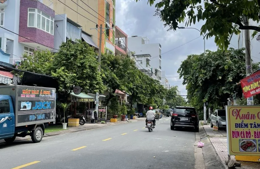 Nhà mặt phố đường Lê Minh Xuân, Quận Tân Bình hiện có giá bao nhiêu?