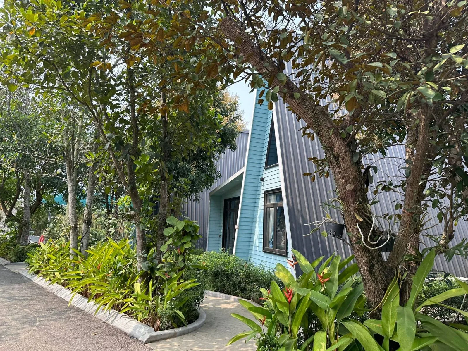 Giá bán nhà đất tại xã Tiến Xuân, huyện Thạch Thất hiện là bao nhiêu?
