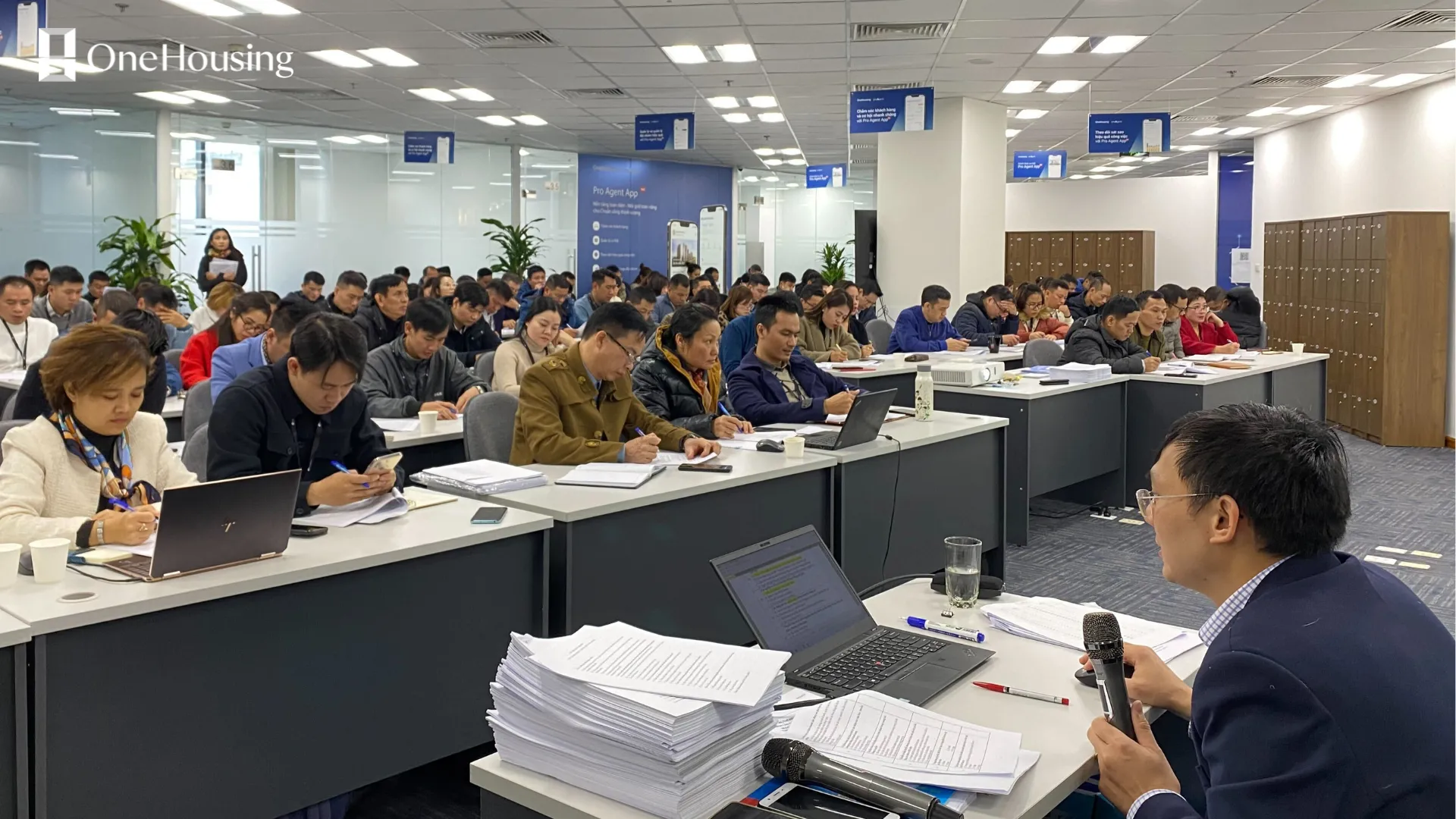 Hơn 200 môi giới tập trung ôn thi, sẵn sàng cho kỳ thi cấp chứng chỉ môi giới BĐS 