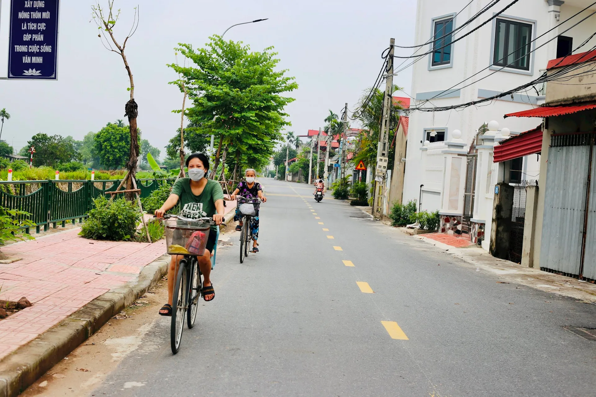 Giá bán nhà đất tại xã Văn Hoàng, huyện Phú Xuyên hiện là bao nhiêu?