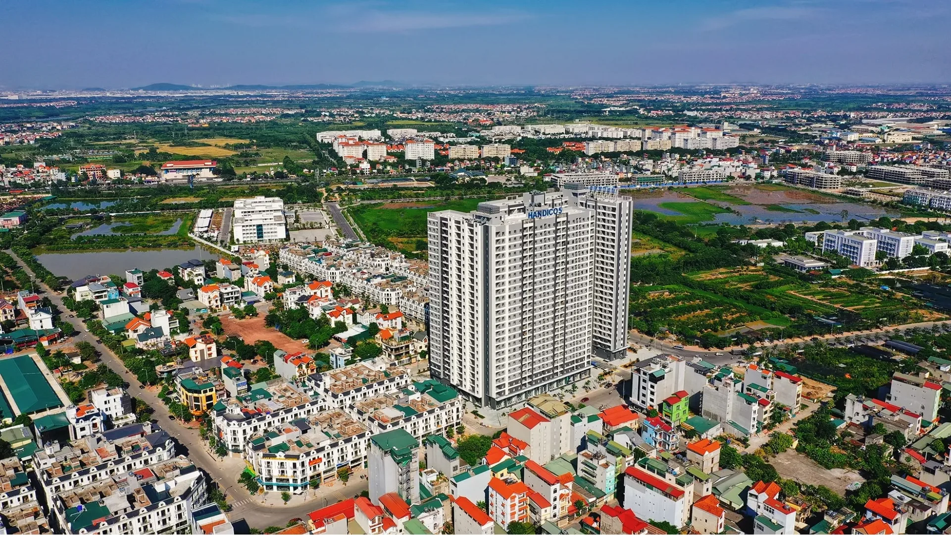 Mua chung cư để dư tiền hay đi vay mượn mua đất?