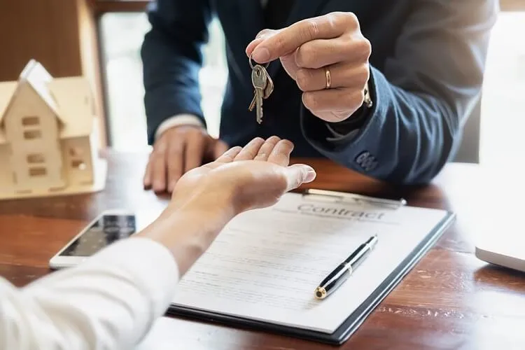 Có nên cho người dưới 18 tuổi đứng tên sổ đỏ?