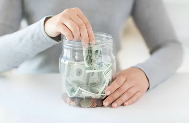 Kiên trì nhờ "đút heo" sau mỗi lần đi chợ, cô gái không tin vào số tiền tiết kiệm được