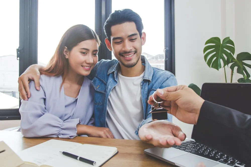 Quản lý tài chính gia đình cho vợ chồng son: Nên quản lý chung hay riêng?
