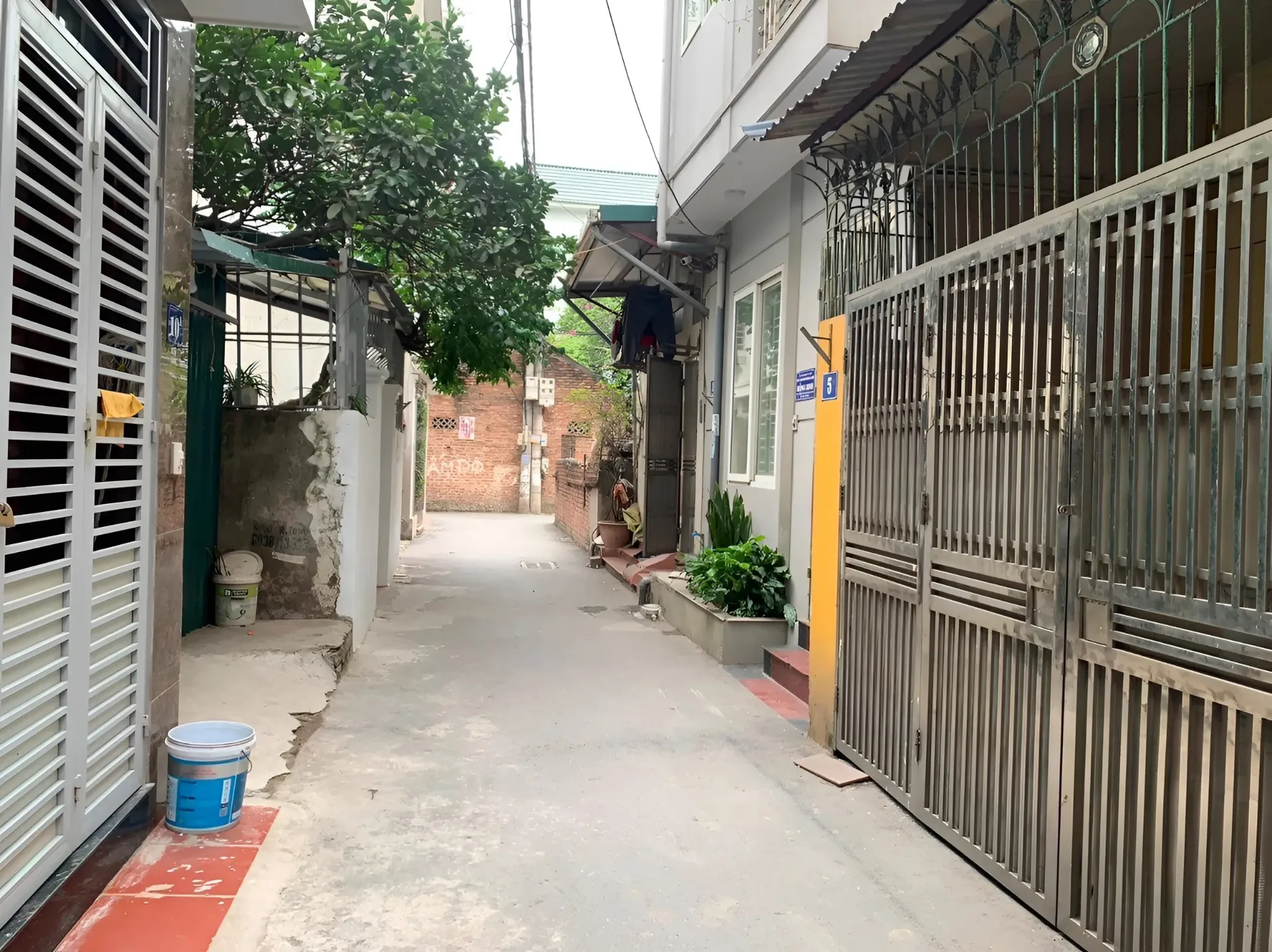 Quay xe mua nhà trong ngõ, ai ngờ giá còn vượt xa nhà mặt phố