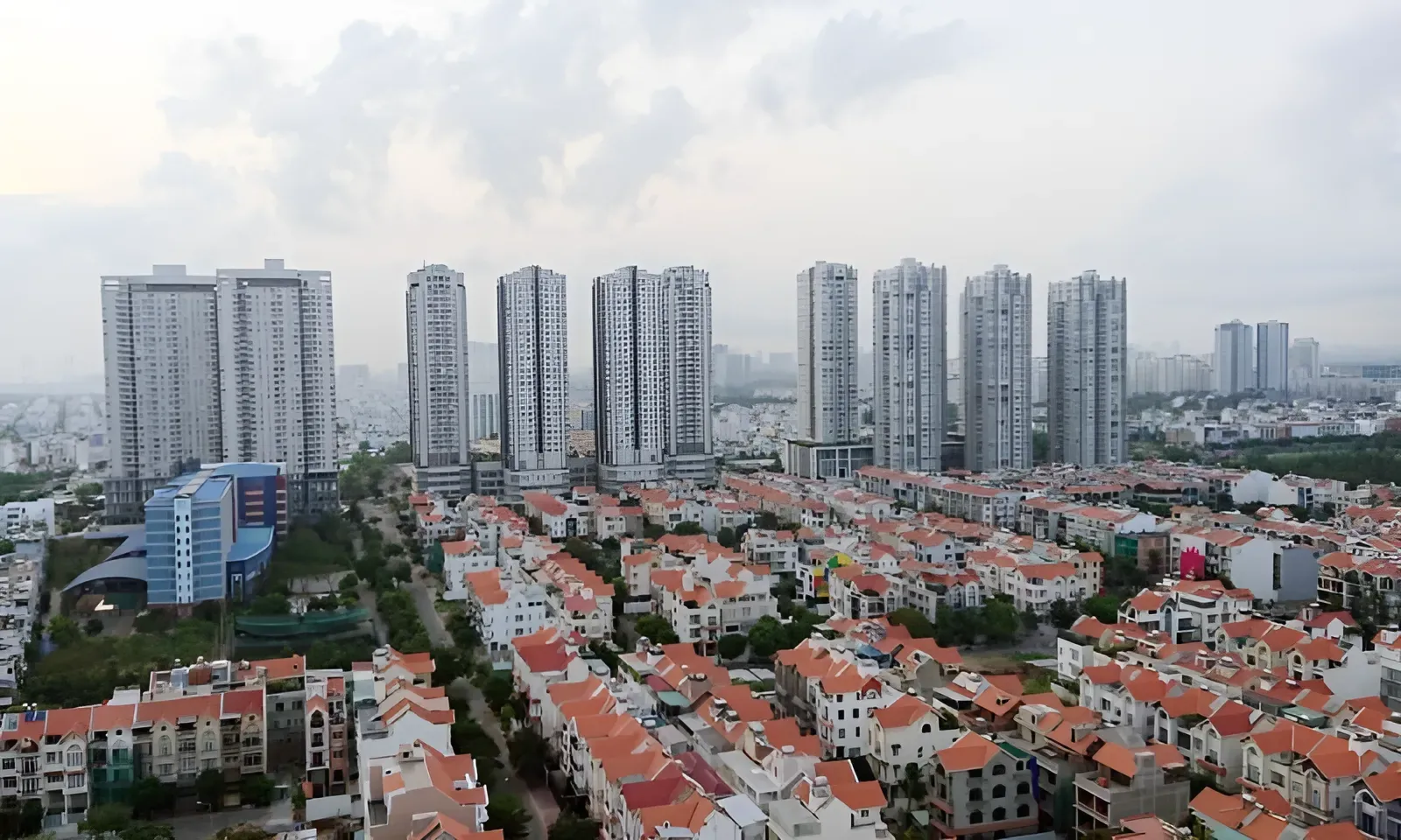 Chuyên gia: Gỡ được chênh lệch cung - cầu mới mong hạ được giá nhà