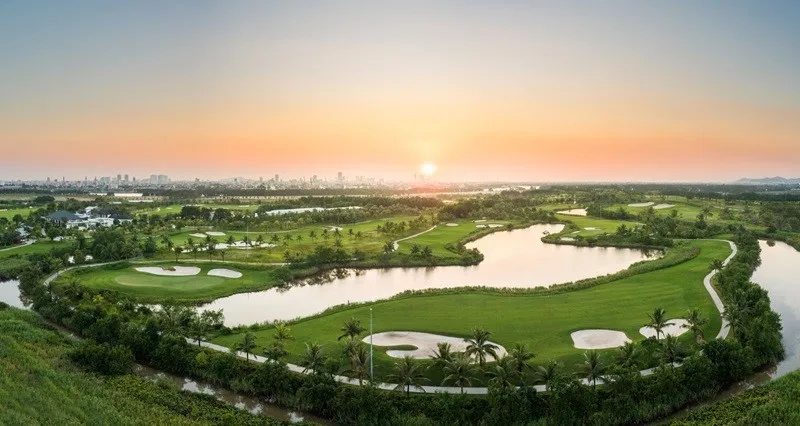 Chẳng cần đi xa: Thỏa mãn đam mê chơi golf ngay tại nhà ở Vinhomes Royal Island Vũ Yên