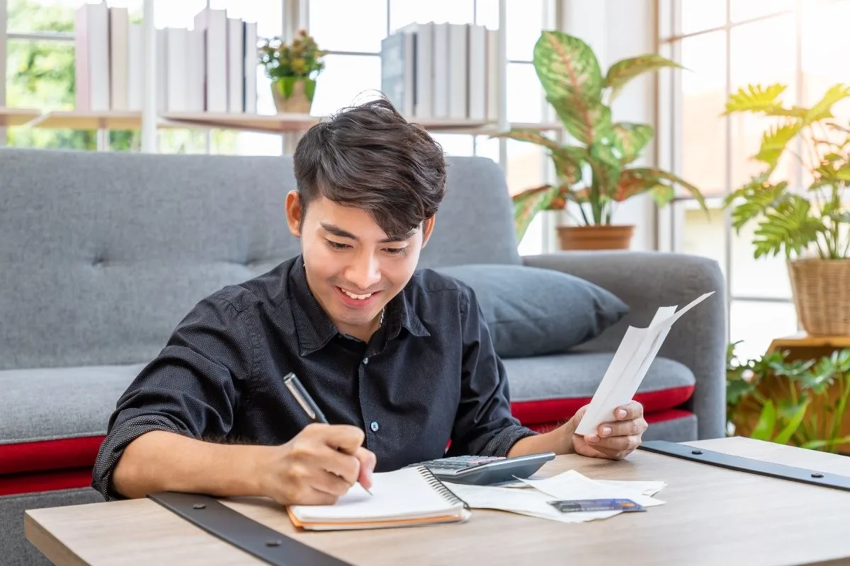Cùng lương 10 triệu: 'Kẻ ăn không hết, người lần mò kiếm thêm'?